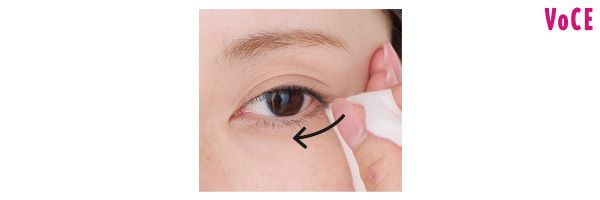 下まぶたの汚れを外→内へお掃除