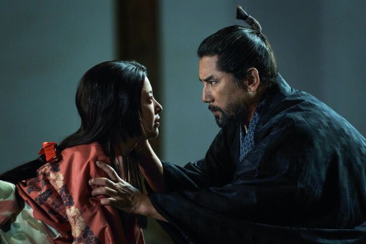 映画『黒牢城』より荒木村重（本木雅弘）と妻・千代保（吉高由里子）