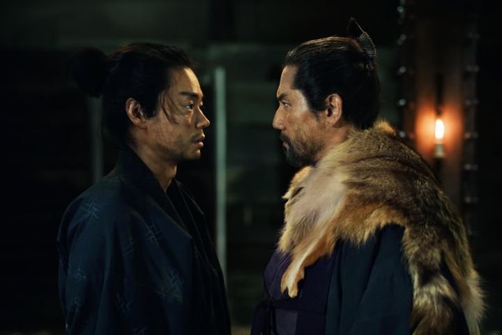 映画『黒牢城』より黒田官兵衛（菅田将暉）と荒木村重（本木雅弘）