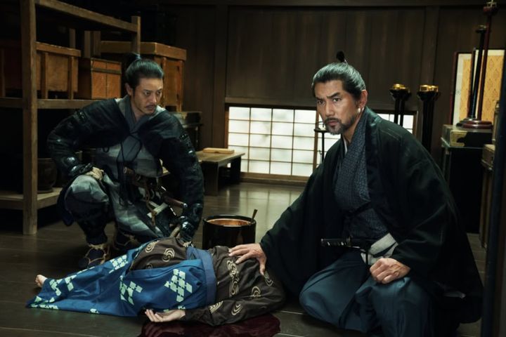 映画『黒牢城』より荒木村重（本木雅弘）と家臣の郡十右衛門（オダギリジョー）