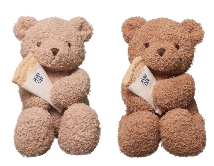 「ピケカフェ クレープベアぬいぐるみ」ベージュ／ブラウン（各5940円） ※価格は税込み width=