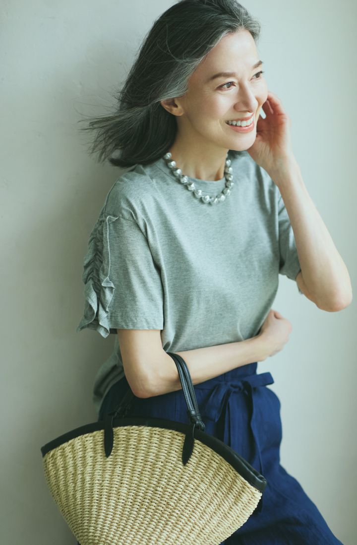 Tシャツ¥15,400、パンツ¥29,700、ネックレス¥16,500、バッグ¥14,300／すべてハリス（金万）
