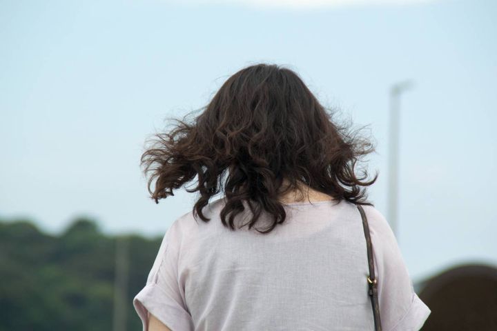 女性の後ろ姿