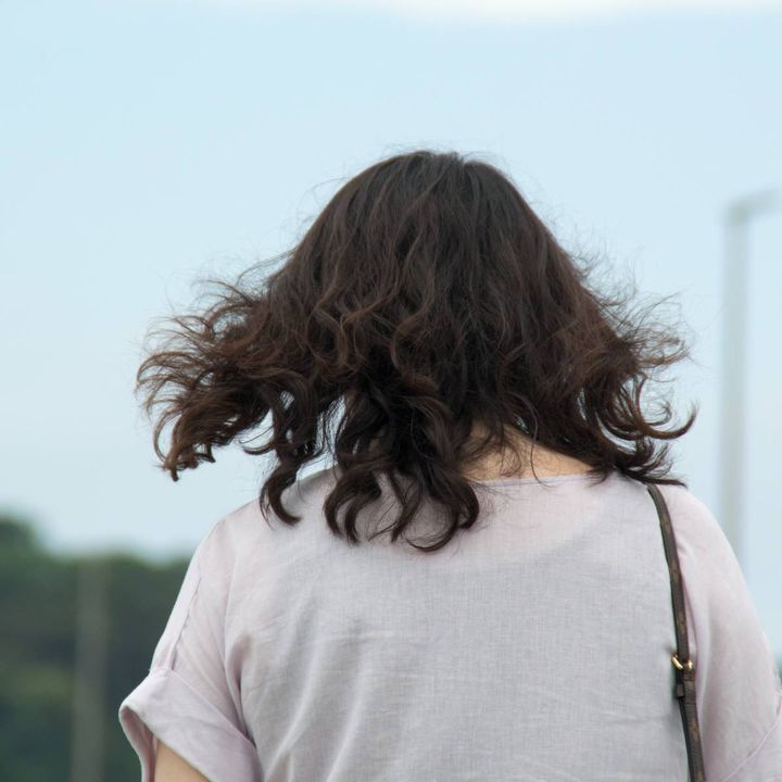 女性の後ろ姿
