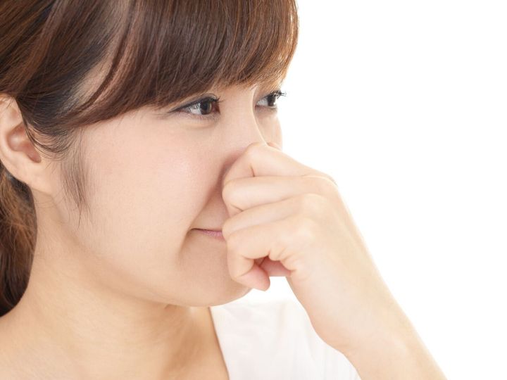 【精神科医が解説】更年期になると女性ホルモンが低下し、加齢臭の原因成分が増加します。しかし、日常生活に支障を来すほど「自己臭」を過度に気にしてしまう場合、注意が必要です。精神科的な対処法を解説します。（※画像：Shutterstock.com）