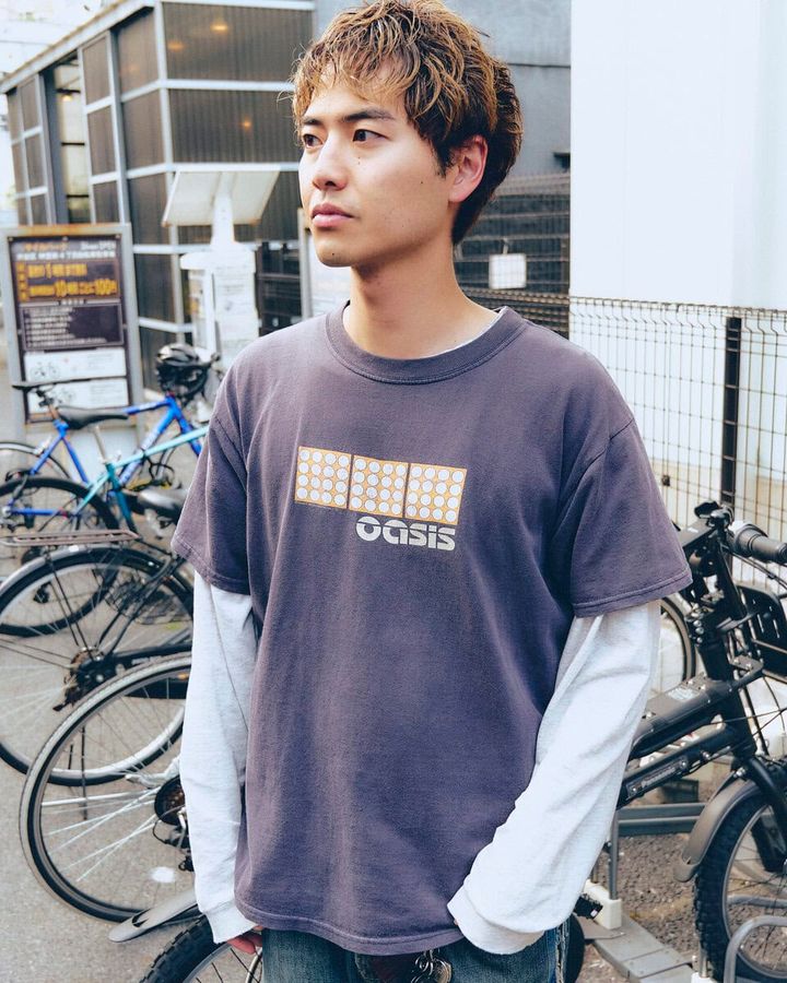 【20代スナップ＠原宿】オアシスのヴィンテージTシャツをメインに据えたワントーンコーデ