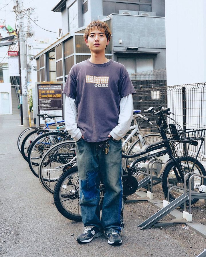 【20代スナップ＠原宿】オアシスのヴィンテージTシャツをメインに据えたワントーンコーデ