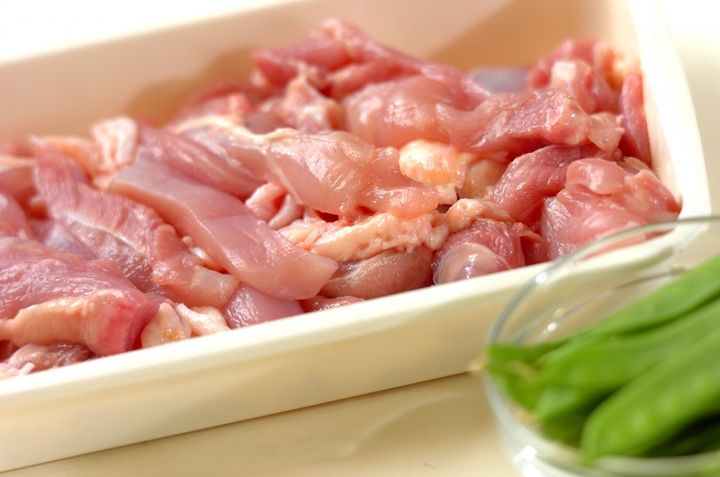 鶏とキヌサヤの卵炒めの下準備1