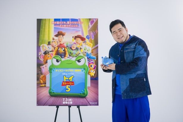 カバのデジタルマップおもちゃ、アトラスを演じる松井ケムリ [c]2026 Disney/Pixar. All Rights Reserved.