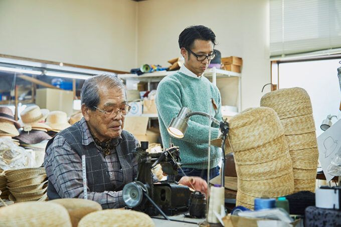 6代目社長の田中優さん（右）と、祖父で会長の田中行雄さん（左）