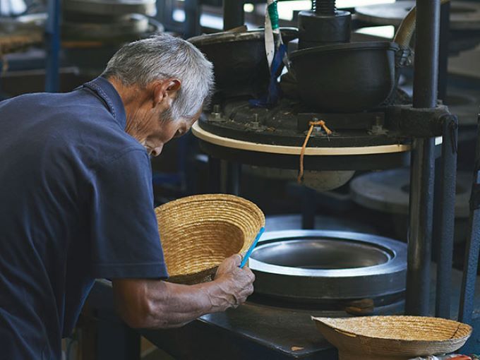 帽子に命と個性を吹き込む、伝統の「型入れ」作業