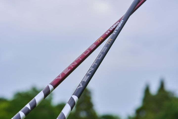 飛ばせる新作「スピーダー ブースト」は買い？ ツアーで人気の「26ベンタス TR」と合わせて試打してみた
