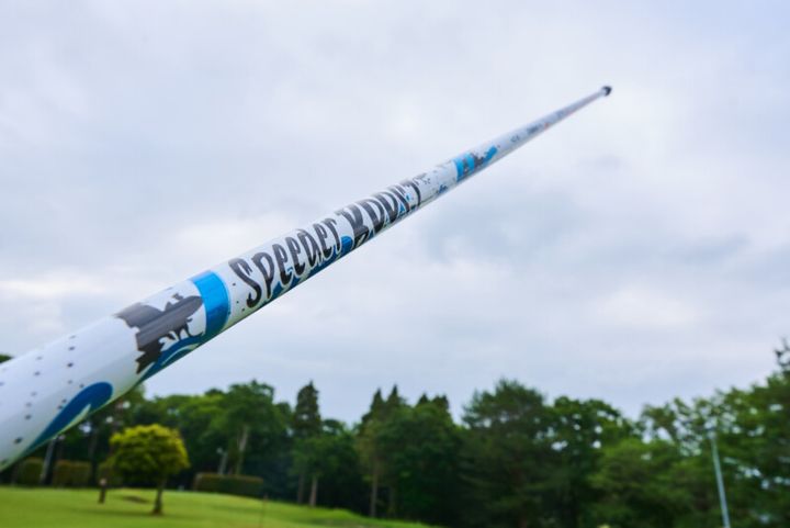 飛ばせる新作「スピーダー ブースト」は買い？ ツアーで人気の「26ベンタス TR」と合わせて試打してみた