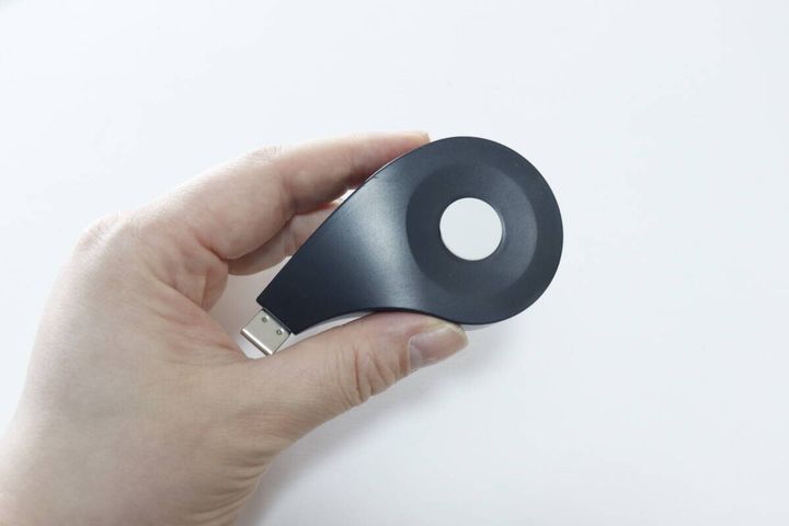 黒いフラットメジャー本体を右手が持っている