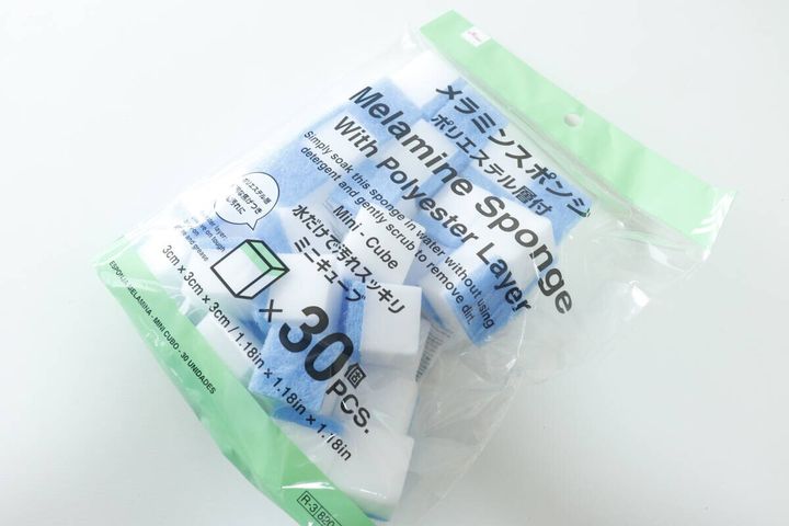 「メラミンスポンジ ポリエステル層付」と書かれた商品のパッケージを斜めから見た様子