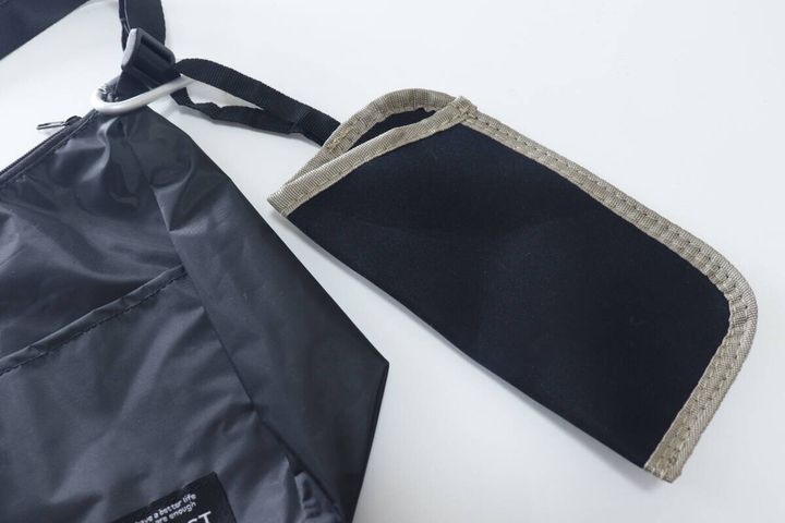 ダイソーの取っ手付眼鏡ケースと黒いショルダーバッグ