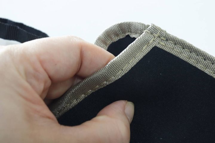 女性の指がダイソー眼鏡ケースの開口部を広げている