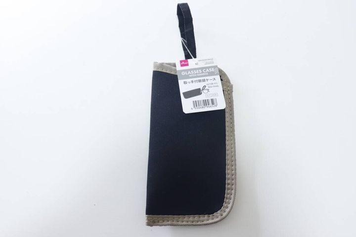 ダイソーの取っ手付眼鏡ケース、商品タグ付きの全体像