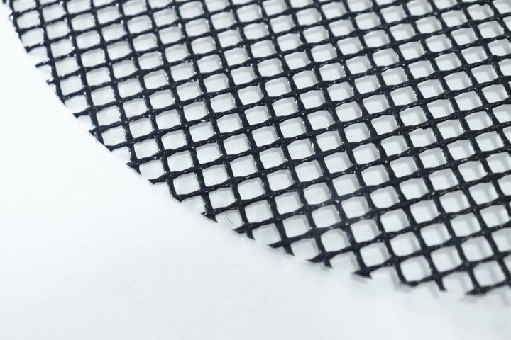 フライパン用メッシュシートの細かい網目をアップで撮影