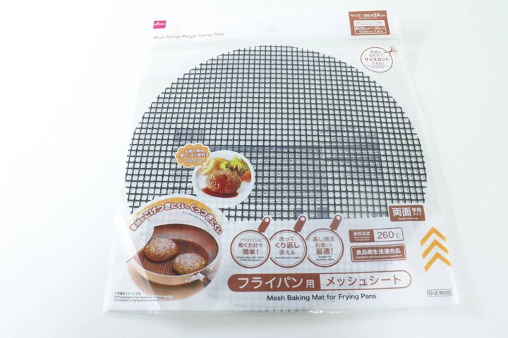 商品名と使用例が書かれたフライパン用メッシュシートのパッケージ