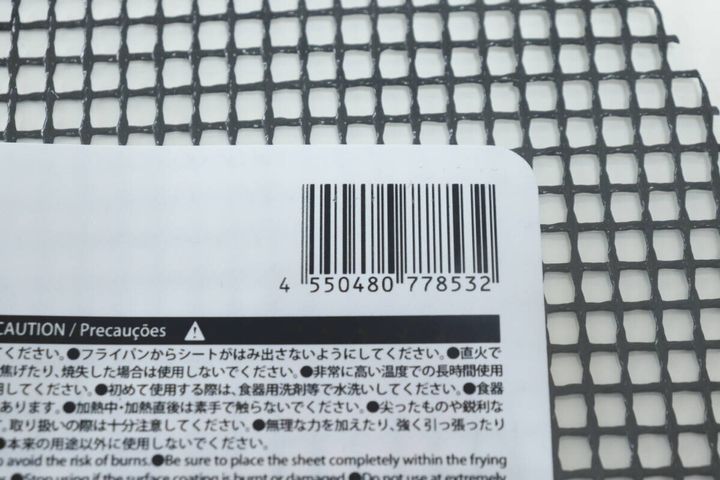 フライパン用メッシュシートのパッケージに記載されたバーコードと注意書き