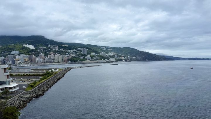 ホテルニューアカオから見える熱海の広大な海と連なる山々の景色