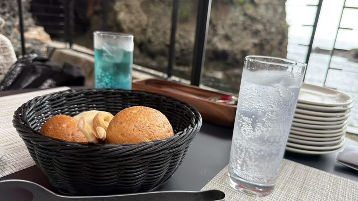 パンの入ったかごとドリンク