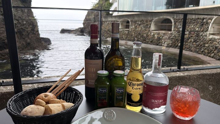 アルコール類やソフトドリンク、パンの入ったかご