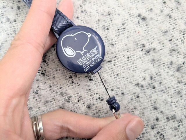 スヌーピーのリールアップ。スヌーピーの横顔がデザインされたネイビーのリールストラップ