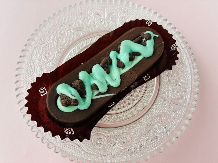 「一番好きかも！」「すべてのバランスが秀逸！」【ファミマ】チョコミントソースをトッピングしたガトーショコラ
