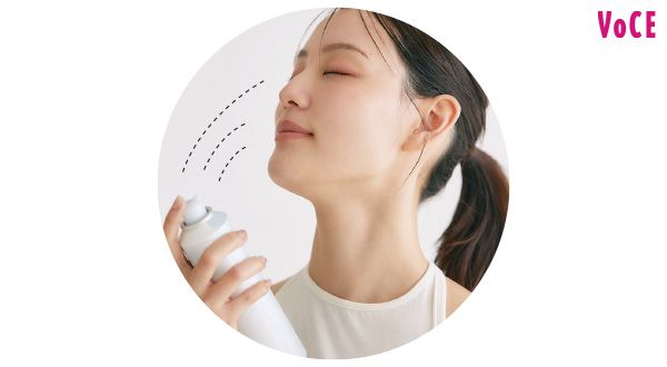 上に吹いたミストを浴びるように