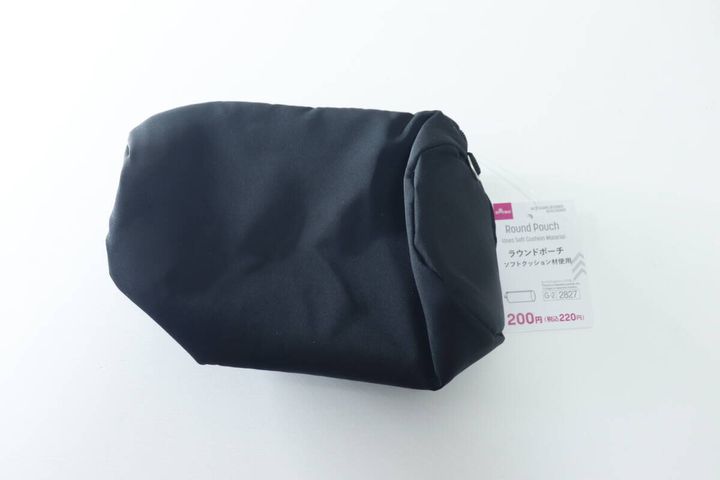 ダイソーの黒いラウンドポーチと商品タグ