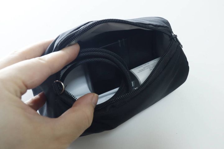 黒いポーチにガジェットを収納している様子