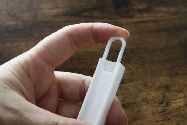 サッシ用ほうきセット上部の輪っか部分を右手の指で押している