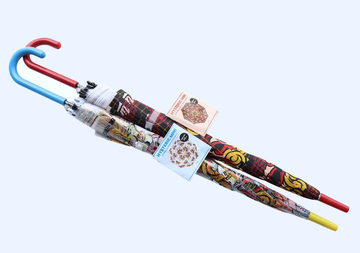 ヒステリックミニのコラボ傘2本が閉じた状態で並ぶ