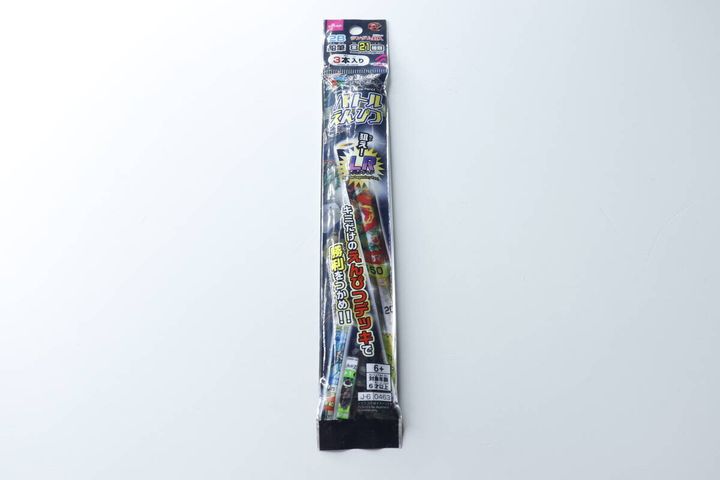 『蟲神器バトルえんぴつ』の細長いパッケージを正面から