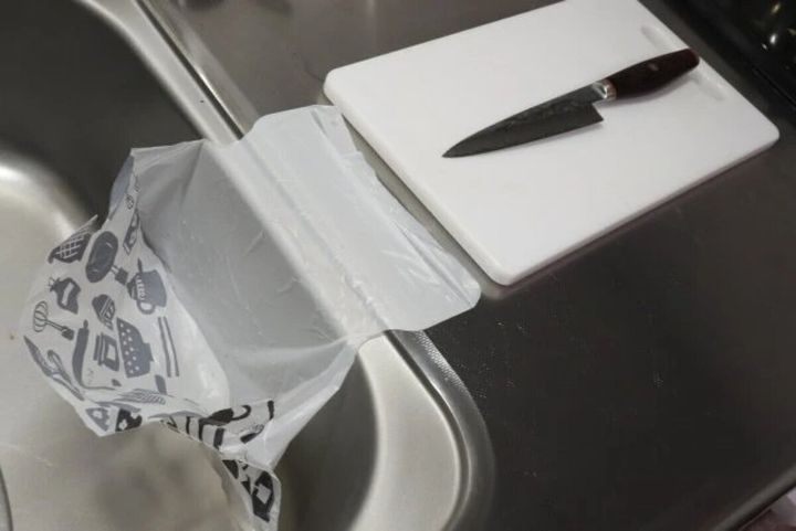 ダイソー シンクにペタッと穴あきゴミ袋シール付き キッチン柄 15枚 使用例