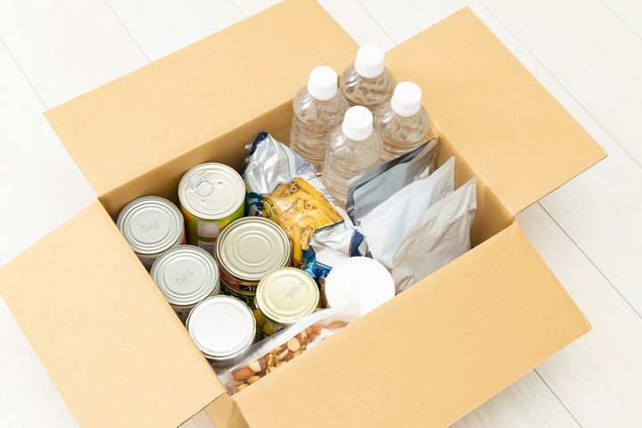 ダンボールに入った非常用備蓄 水や缶詰、レトルトなど