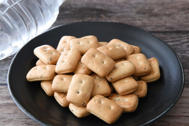 お皿に出した乾パン