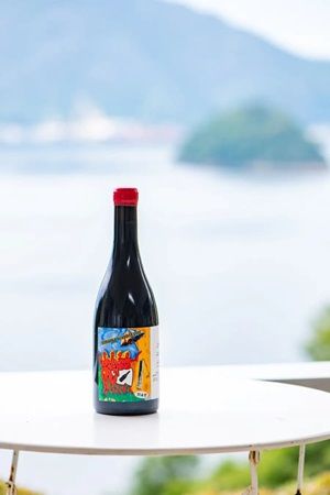 横尾忠則氏がラベルを手がけた愛媛・大三島産の紅白ワイン発売！東京で記念企画も