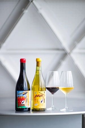 横尾忠則氏がラベルを手がけた愛媛・大三島産の紅白ワイン発売！東京で記念企画も