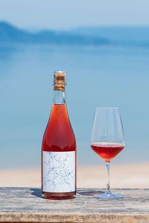 横尾忠則氏がラベルを手がけた愛媛・大三島産の紅白ワイン発売！東京で記念企画も