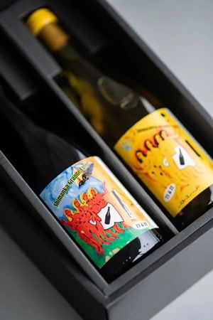 横尾忠則氏がラベルを手がけた愛媛・大三島産の紅白ワイン発売！東京で記念企画も
