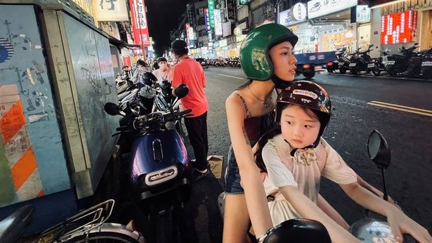 【写真を見る】iPhoneが色鮮やかな台北の夜市の姿を映し出す『左利きの少女』 [c]2025 LEFT-HANDED GIRL FILM PRODUCTION COMPANY LIMITED. ALL RIGHTS RESERVED.