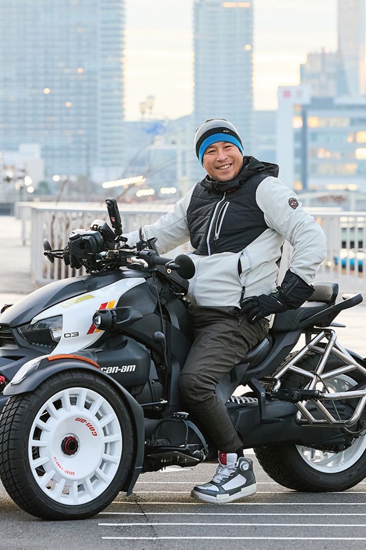 青木拓磨さんCan-Am Spyder青木拓磨さんは、元ロードレース世界選手権ライダーとして知られる存在だ。1990年代には全日本や世界選手権で活躍し、世界を舞台にその名を轟かせた。しかし1998年、マシンテスト中の事故により下半身不随となる。不屈の精神でリハビリを重ね、その後も四輪レースやバイク関連の活動を通じてモータースポーツへの情熱を持ち続けている。今回の初日の出ツーリングで彼が駆ったのは、三輪モーターサイクルCan-Amスパイダーの特別仕様車。普段は車椅子の拓磨さん専用カスタムが施されている