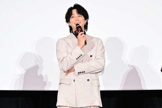 【写真を見る】笑顔で撮影を振り返った北山宏光