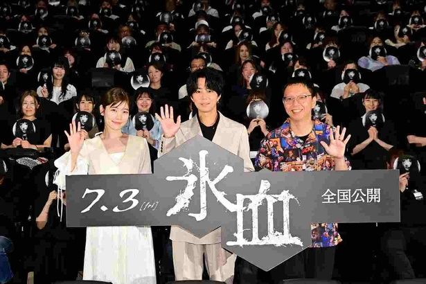 笑顔で手をふる3人