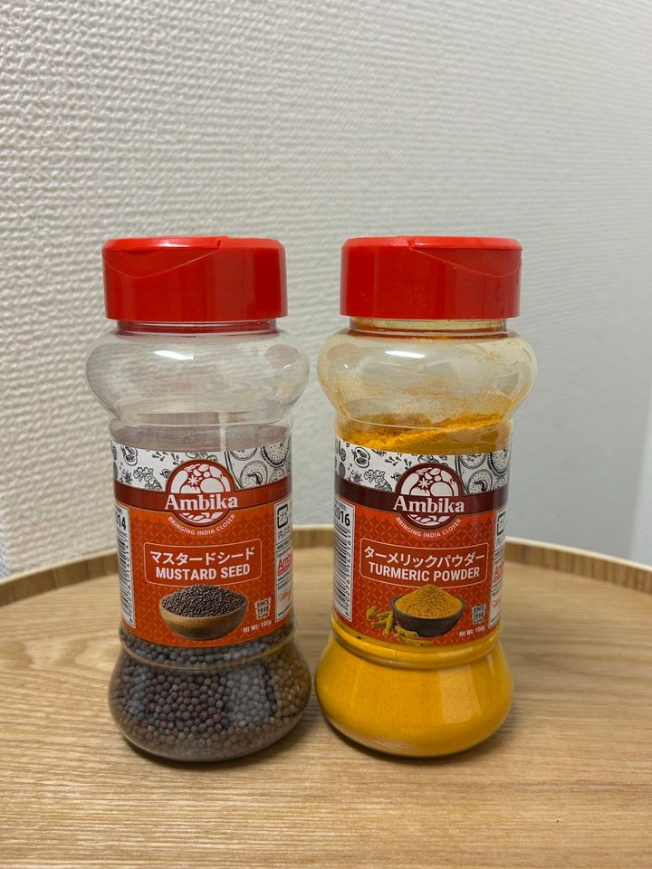 マスタードシードとターメリックパウダー