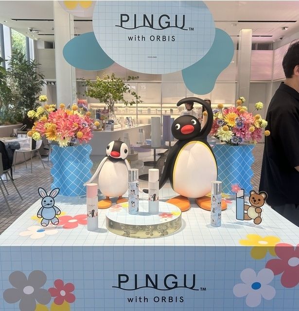 コラボ化粧水ボトルやぷくぷくステッカー、限定ドリンクがそろう『PINGU(TM) WITH ORBIS』