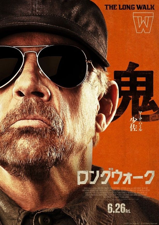 【写真を見る】競技を執り仕切るマーク・ハミル演じる少佐には「鬼」の字が [c]2026 Lions Gate Ent. Inc. All Rights Reserved.